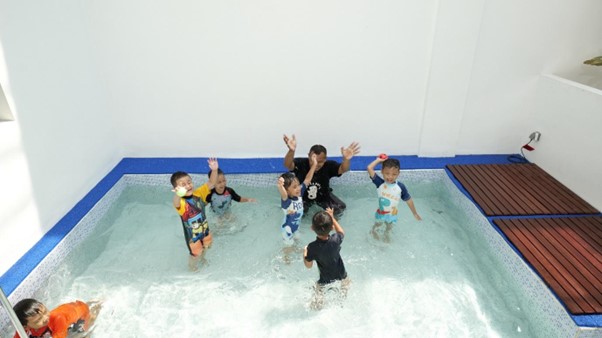 Berenang Pada Anak Usia Dini: Mengoptimalkan Perkembangan Fisik Anak